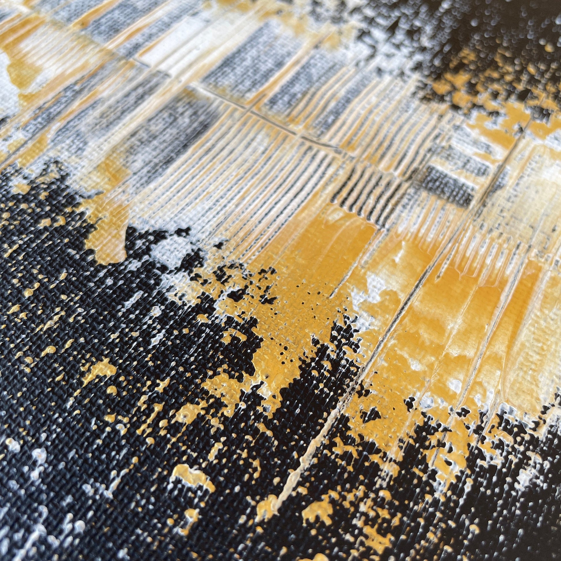 Detailaufnahme des abstrakten Gemäldes mit Schwarz-Gold Kontrast