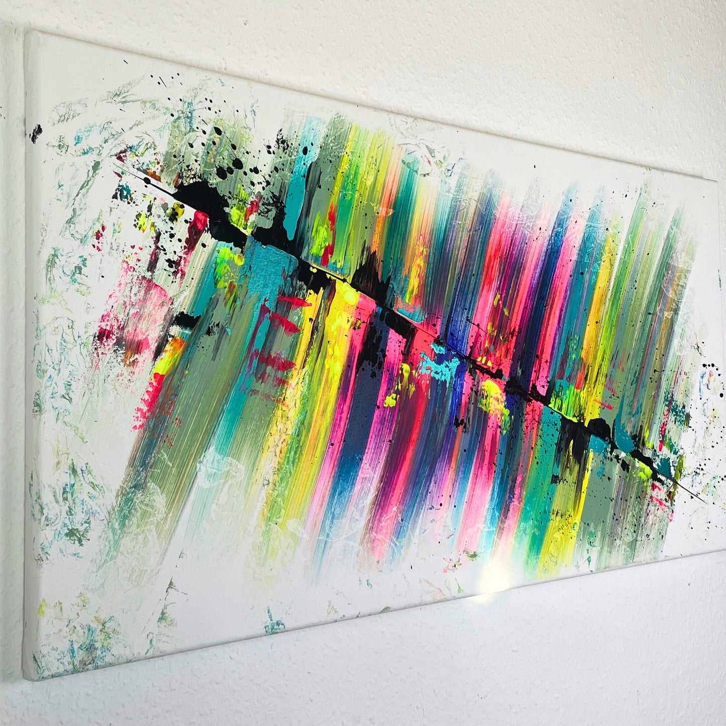 Handgemaltes abstraktes Kunstwerk mit diagonaler Dynamik und kräftigen Farben