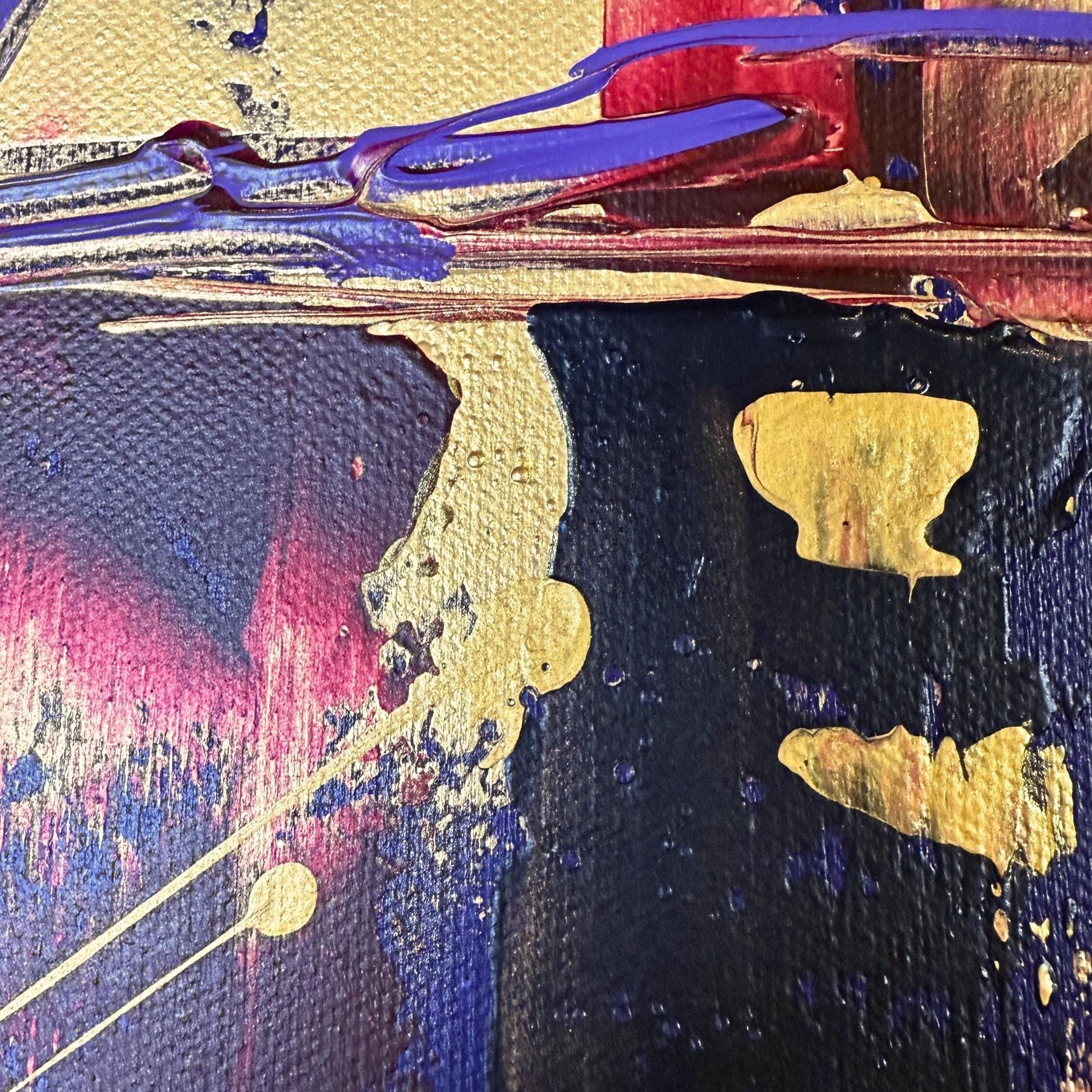  Nahaufnahme der Farbstruktur mit Violett, Gold und Rot
