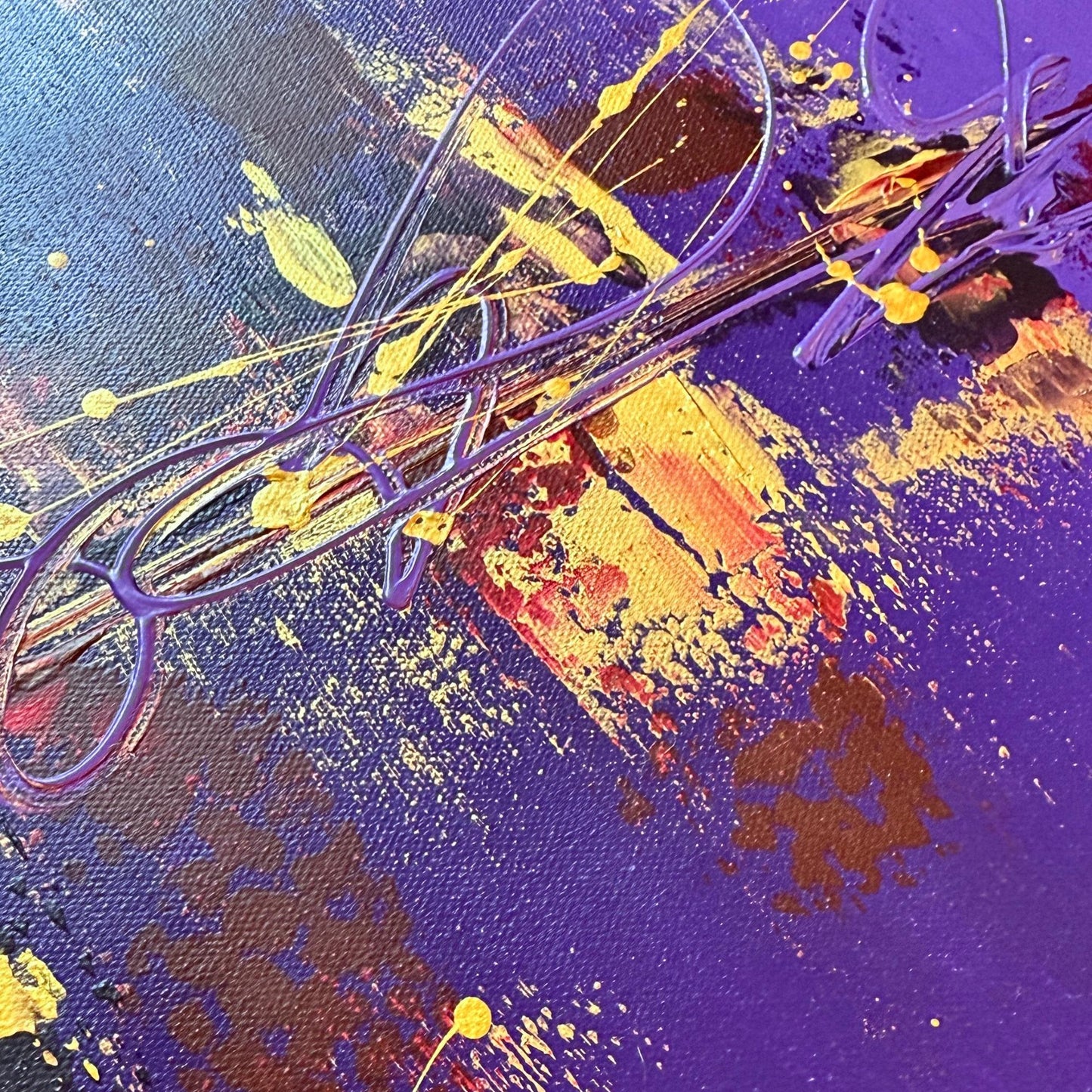 Detailaufnahme des abstrakten Gemäldes mit Violett- und Goldtönen