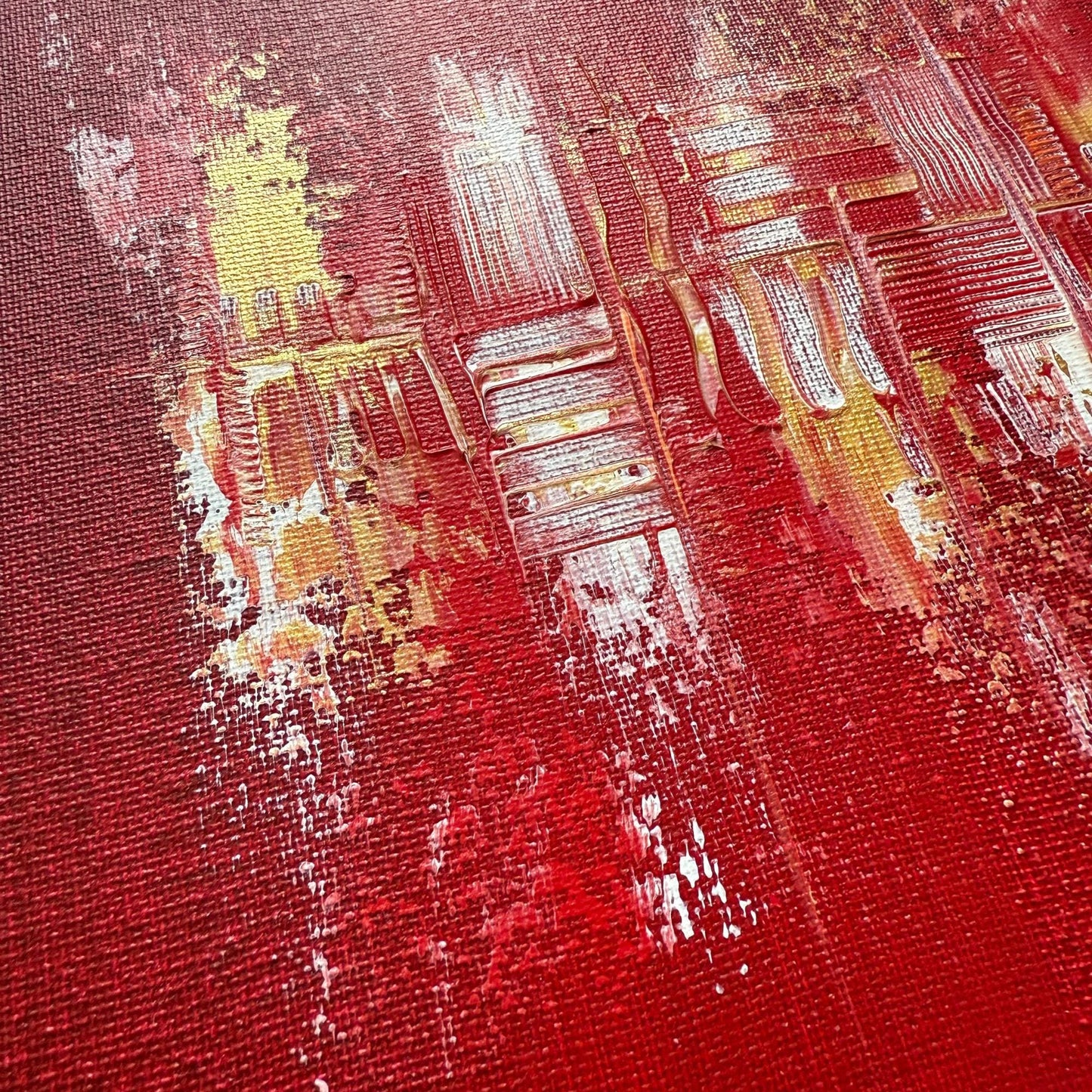 Dekoratives Gemälde Quadratisch. Tiefe Rot-Struktur mit eleganten Gold- und Weiß-Akzenten. Modernes abstraktes Original.