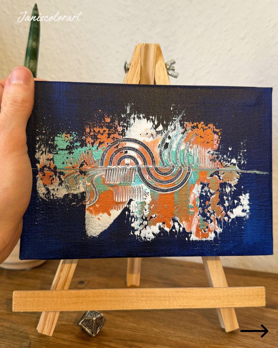 Mini Acrylgemälde mit Staffelei in Dunkelblau mit bunten Farbspritzern, personalisierte Kunst